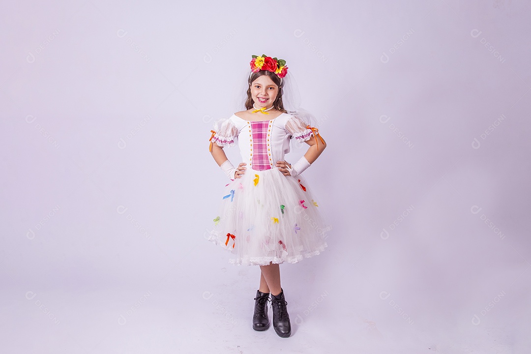 Menina usando trajes de Festa Junina