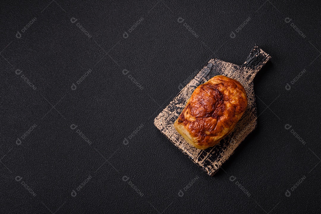 Rolo delicioso ou linguiça de frango picada caseira com sal, especiarias e ervas sobre um fundo escuro de concreto