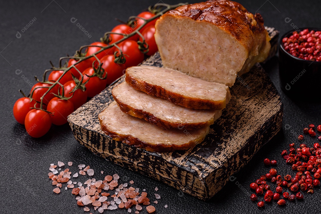 Rolo delicioso ou linguiça de frango picada caseira com sal, especiarias e ervas sobre um fundo escuro de concreto