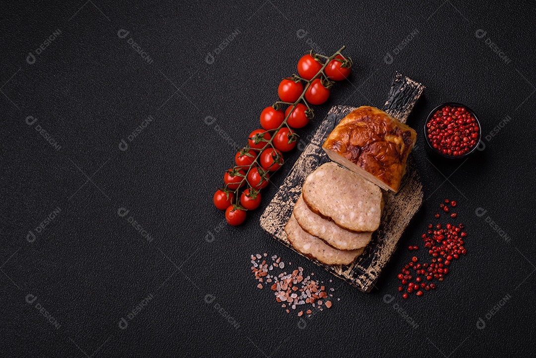 Rolo delicioso ou linguiça de frango picada caseira com sal, especiarias e ervas sobre um fundo escuro de concreto