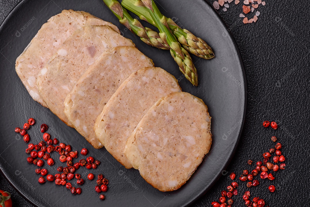 Rolo delicioso ou linguiça de frango picada caseira com sal, especiarias e ervas sobre um fundo escuro de concreto