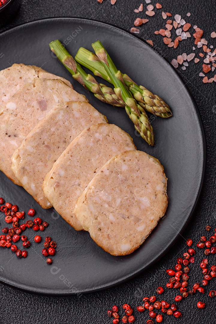 Rolo delicioso ou linguiça de frango picada caseira com sal, especiarias e ervas sobre um fundo escuro de concreto