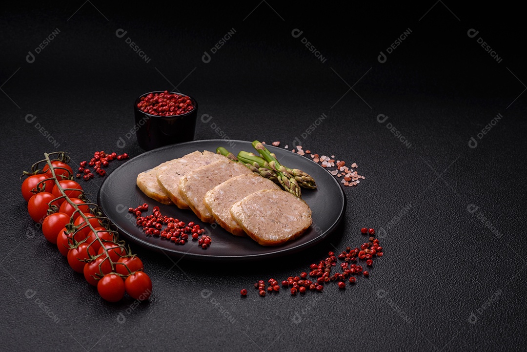 Rolo delicioso ou linguiça de frango picada caseira com sal, especiarias e ervas sobre um fundo escuro de concreto