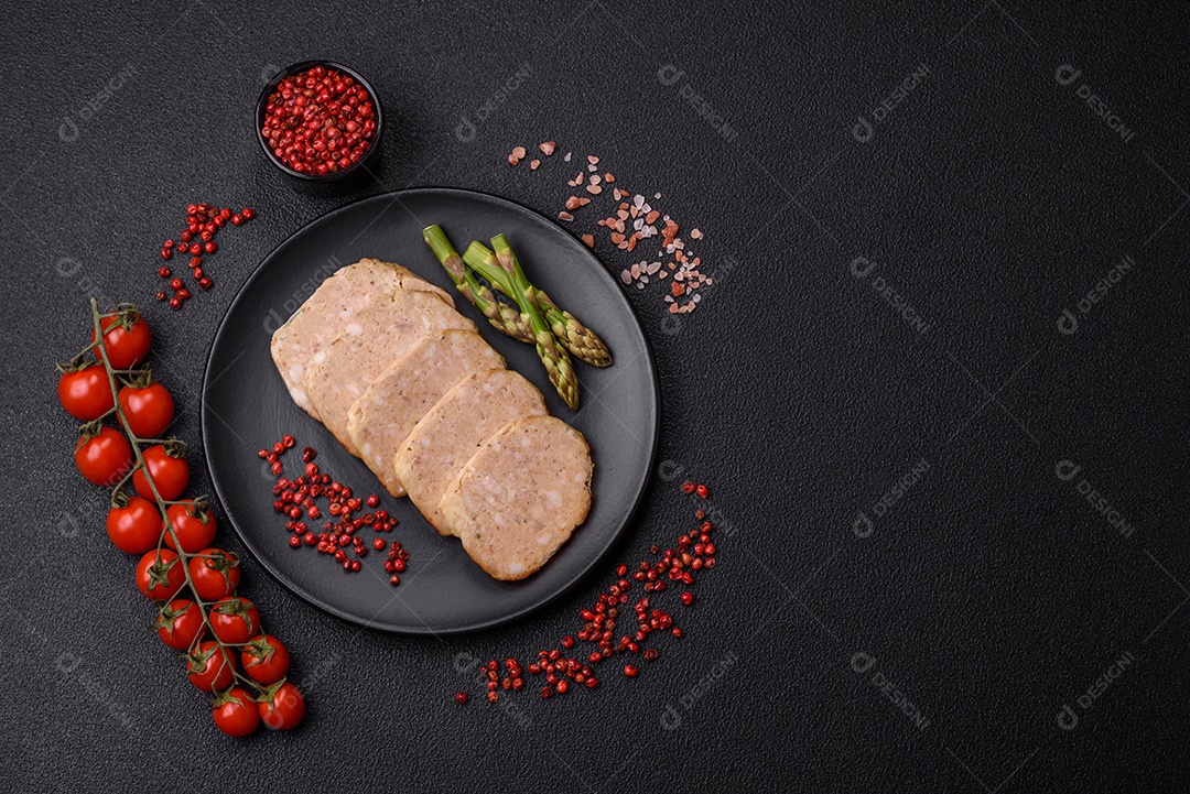 Rolo delicioso ou linguiça de frango picada caseira com sal, especiarias e ervas sobre um fundo escuro de concreto