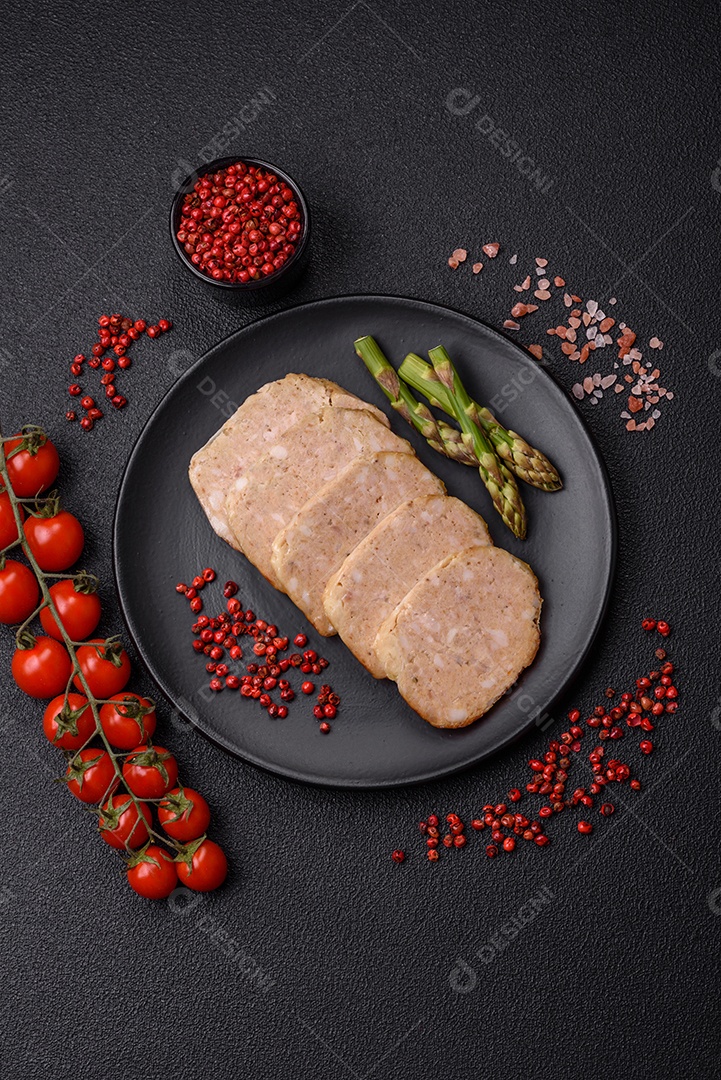 Rolo delicioso ou linguiça de frango picada caseira com sal, especiarias e ervas sobre um fundo escuro de concreto