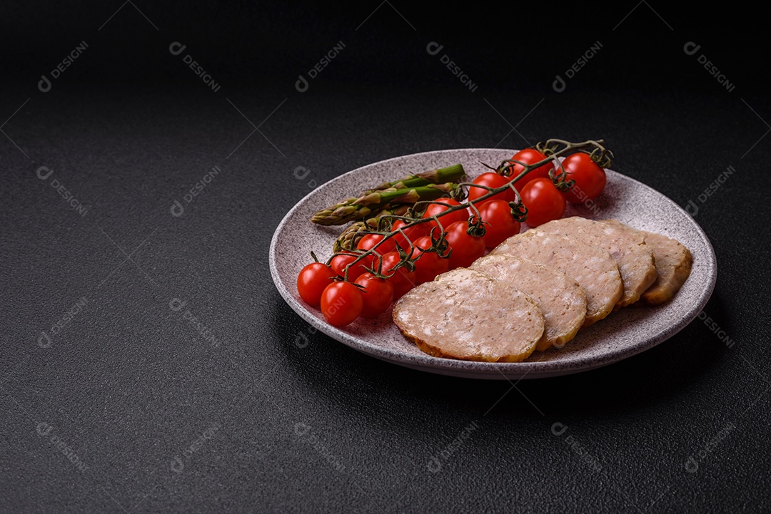 Rolo delicioso ou linguiça de frango picada caseira com sal, especiarias e ervas sobre um fundo escuro de concreto