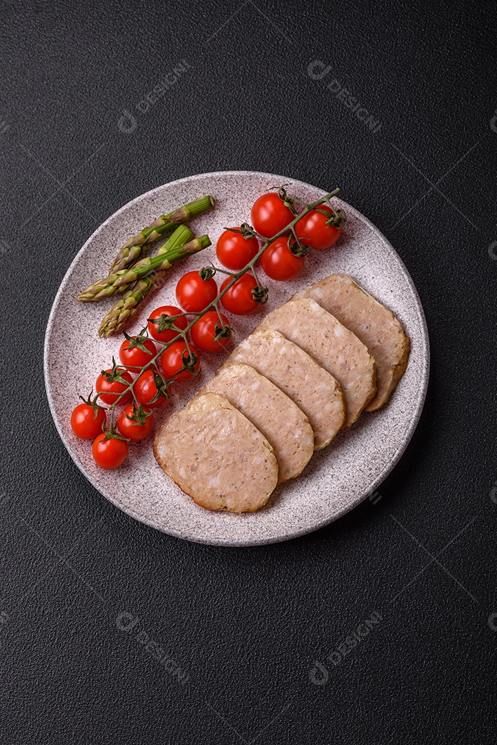 Rolo delicioso ou linguiça de frango picada caseira com sal, especiarias e ervas sobre um fundo escuro de concreto