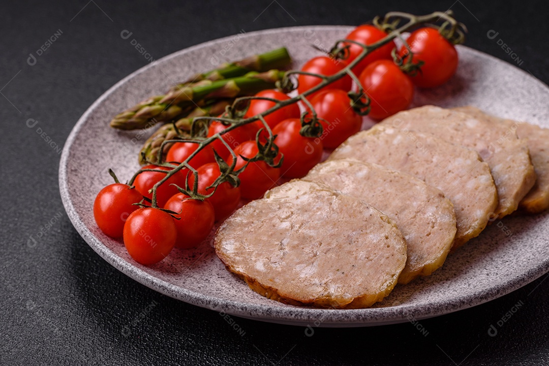 Rolo delicioso ou linguiça de frango picada caseira com sal, especiarias e ervas sobre um fundo escuro de concreto