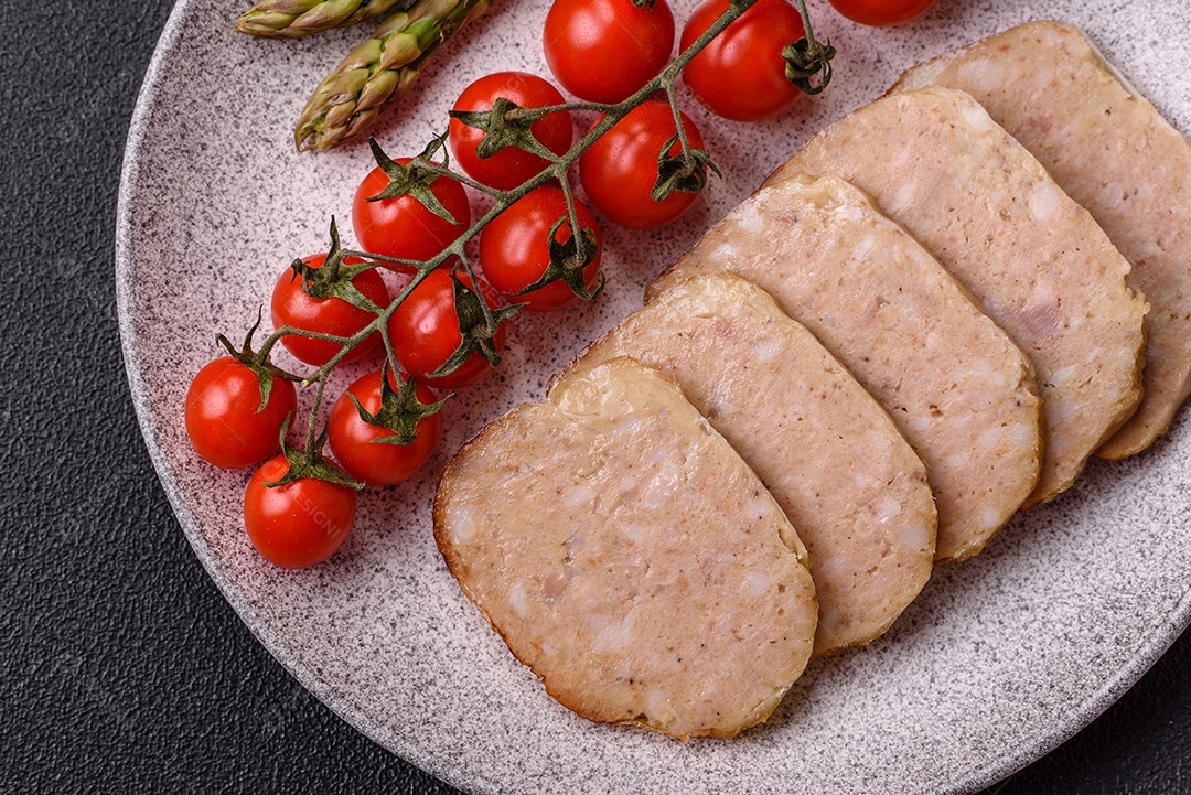 Rolo delicioso ou linguiça de frango picada caseira com sal, especiarias e ervas sobre um fundo escuro de concreto