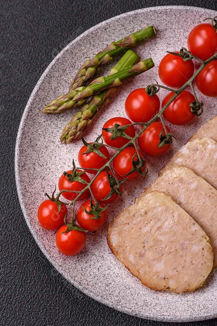 Rolo delicioso ou linguiça de frango picada caseira com sal, especiarias e ervas sobre um fundo escuro de concreto