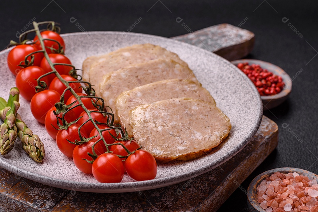 Rolo delicioso ou linguiça de frango picada caseira com sal, especiarias e ervas sobre um fundo escuro de concreto