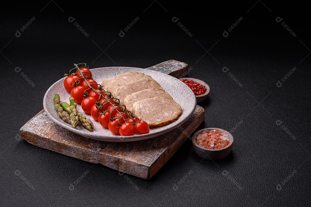 Rolo delicioso ou linguiça de frango picada caseira com sal, especiarias e ervas sobre um fundo escuro de concreto