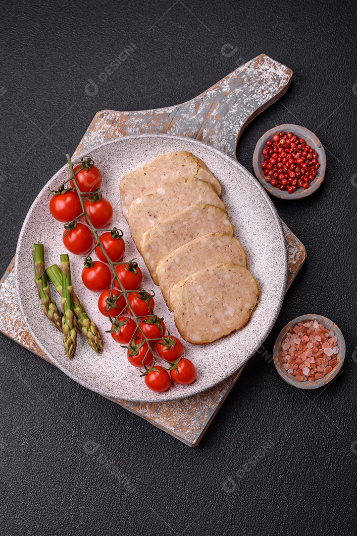 Deliciosa quiche com brócolis, queijo, frango, especiarias e ervas sobre um fundo escuro de concreto