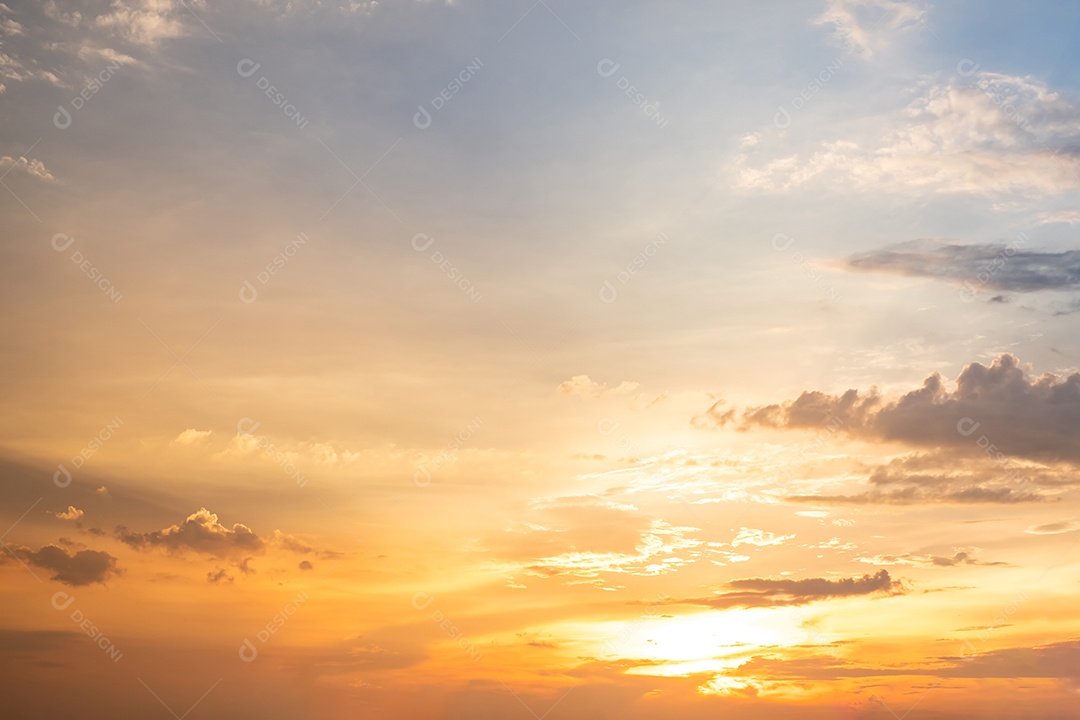 Nascer do sol em um céu lindo