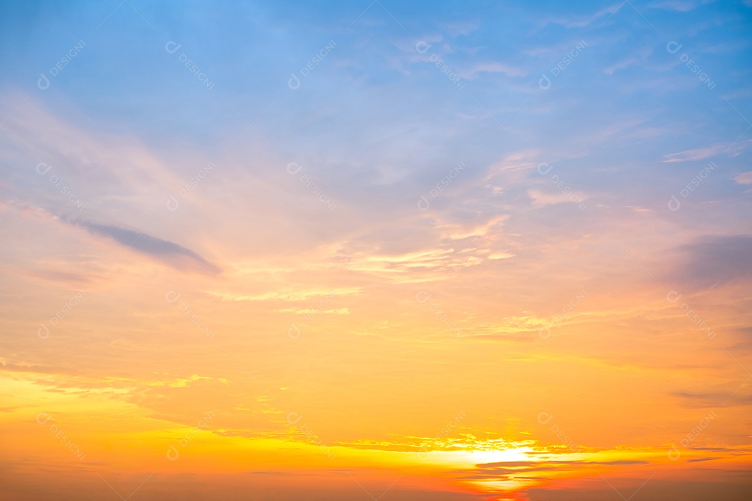 Fundo desfocado do sol com céu azul