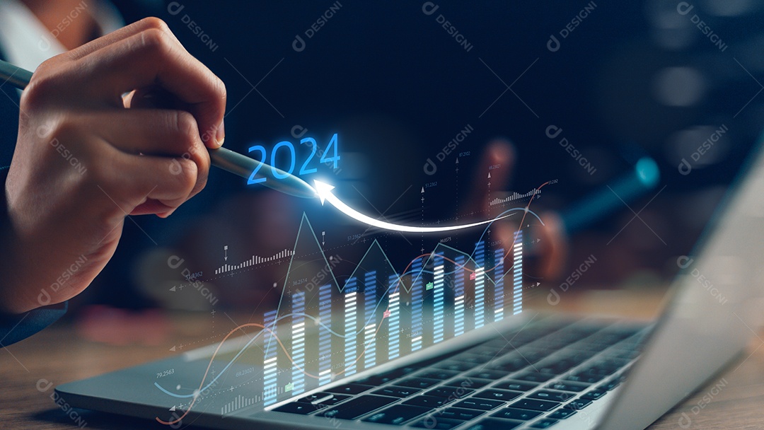 Empresária analisa rentabilidade de empresa em funcionamento com gráficos de tela virtual