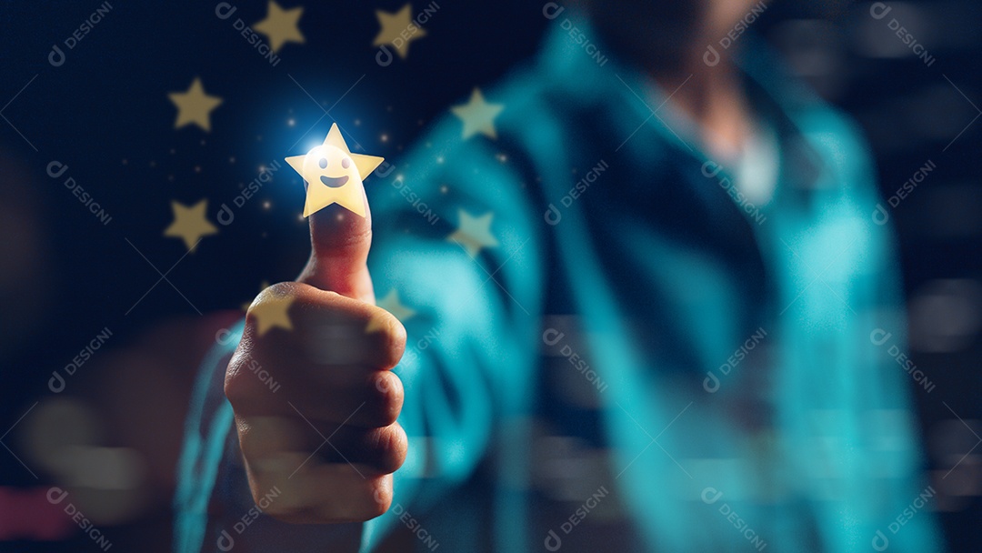 Uma pessoa está segurando uma estrela e fazendo sinal de positivo