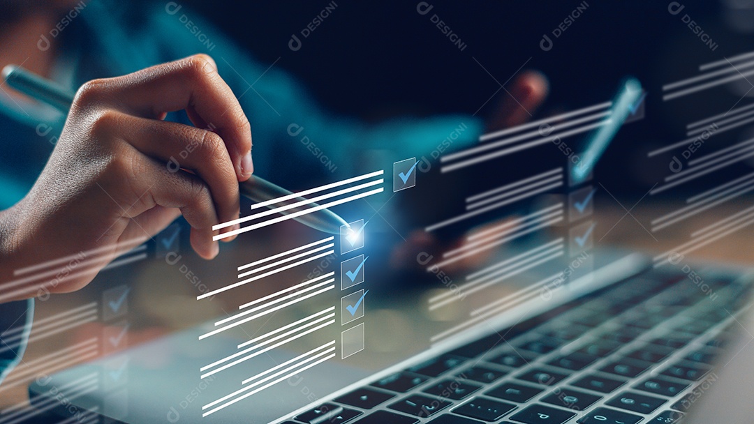 Mulheres de negócios marcam uma avaliação questionário avaliação