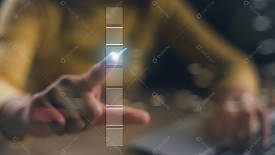 Homem marcando com verificação caixa