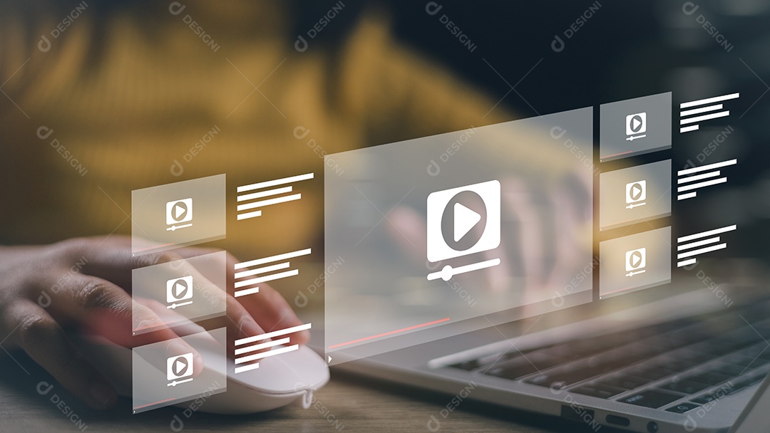 Mulheres buscam conteúdo de vídeo na internet para assistir online