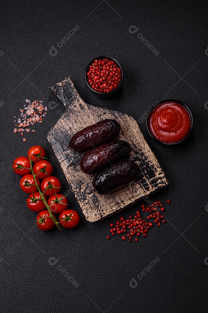 Delicioso chouriço preto ou morcela com especiarias e ervas grelhadas sobre fundo de concreto preto