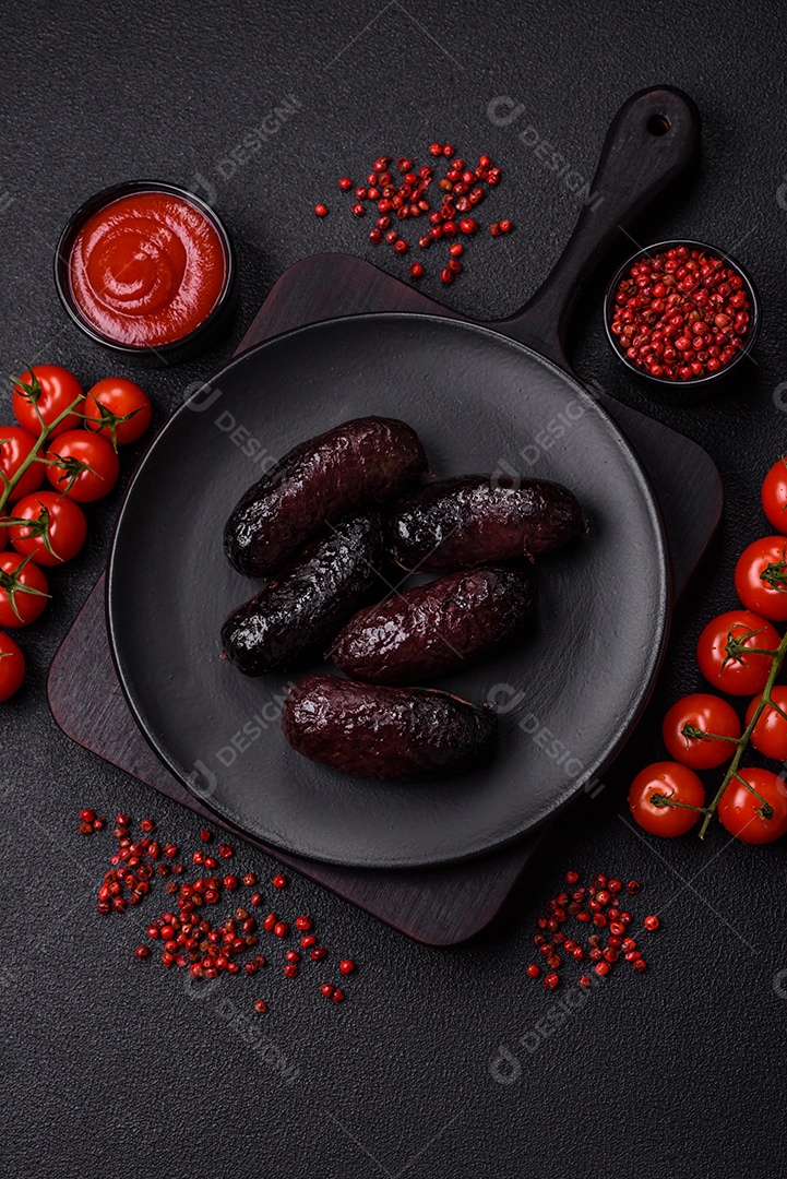 Delicioso chouriço preto ou morcela com especiarias e ervas grelhadas sobre fundo de concreto preto