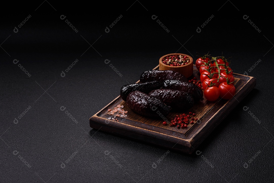 Delicioso chouriço preto ou morcela com especiarias e ervas grelhadas sobre fundo de concreto preto