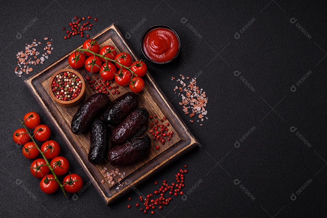 Delicioso chouriço preto ou morcela com especiarias e ervas grelhadas sobre fundo de concreto preto