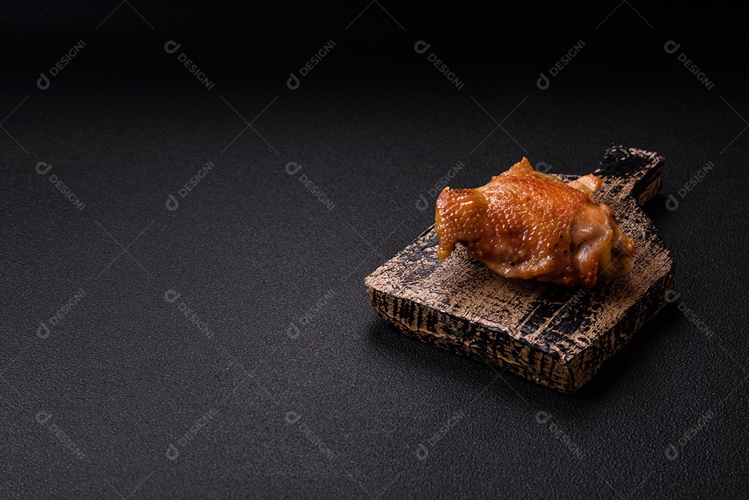 Deliciosas costelas grelhadas suculentas com mel e molho de mostarda com sal, especiarias e ervas sobre um fundo escuro de concreto