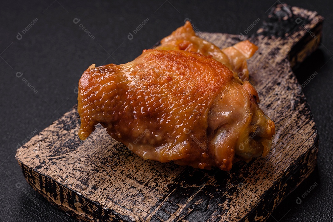 Deliciosas costelas grelhadas suculentas com mel e molho de mostarda com sal, especiarias e ervas sobre um fundo escuro de concreto