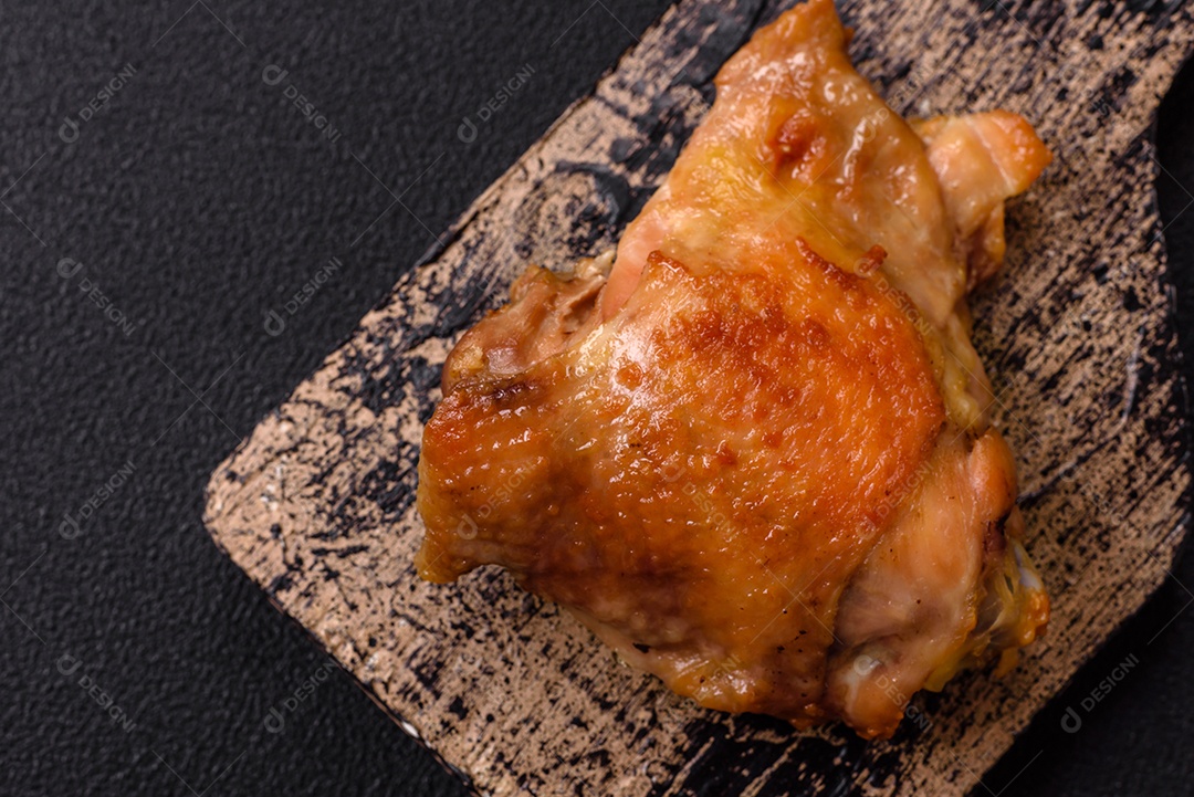 Deliciosas costelas grelhadas suculentas com mel e molho de mostarda com sal, especiarias e ervas sobre um fundo escuro de concreto