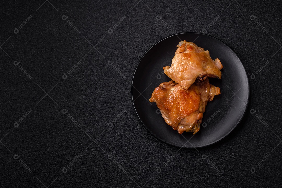 Deliciosas costelas grelhadas suculentas com mel e molho de mostarda com sal, especiarias e ervas sobre um fundo escuro de concreto