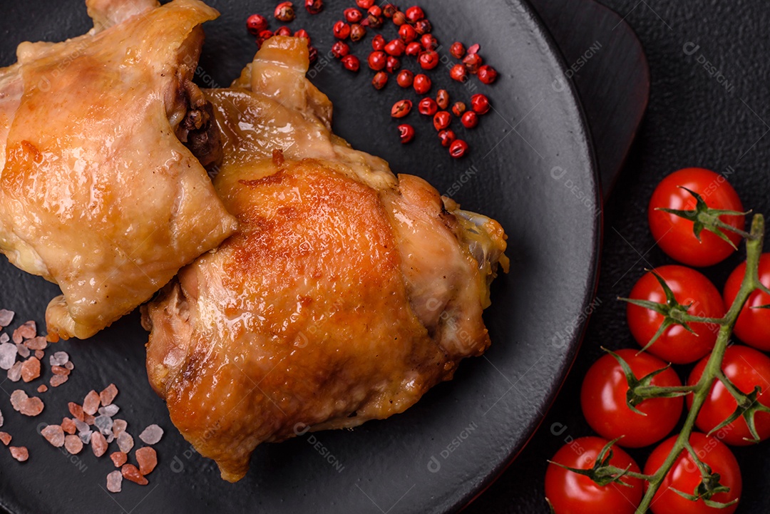 Deliciosas costelas grelhadas suculentas com mel e molho de mostarda com sal, especiarias e ervas sobre um fundo escuro de concreto