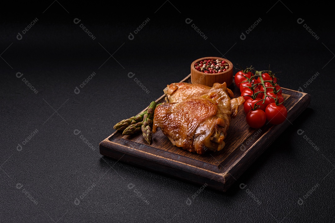 Deliciosas costelas grelhadas suculentas com mel e molho de mostarda com sal, especiarias e ervas sobre um fundo escuro de concreto