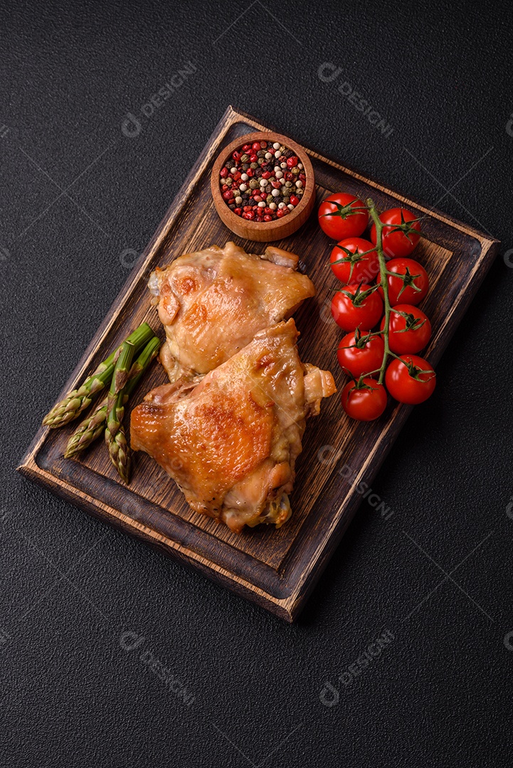 Deliciosas costelas grelhadas suculentas com mel e molho de mostarda com sal, especiarias e ervas sobre um fundo escuro de concreto