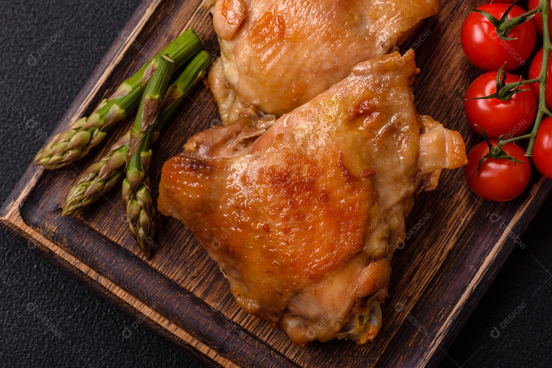 Deliciosas costelas grelhadas suculentas com mel e molho de mostarda com sal, especiarias e ervas sobre um fundo escuro de concreto