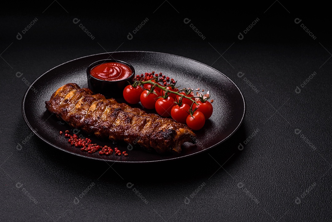 Deliciosas costelas grelhadas suculentas com mel e molho de mostarda com sal, especiarias e ervas sobre um fundo escuro de concreto