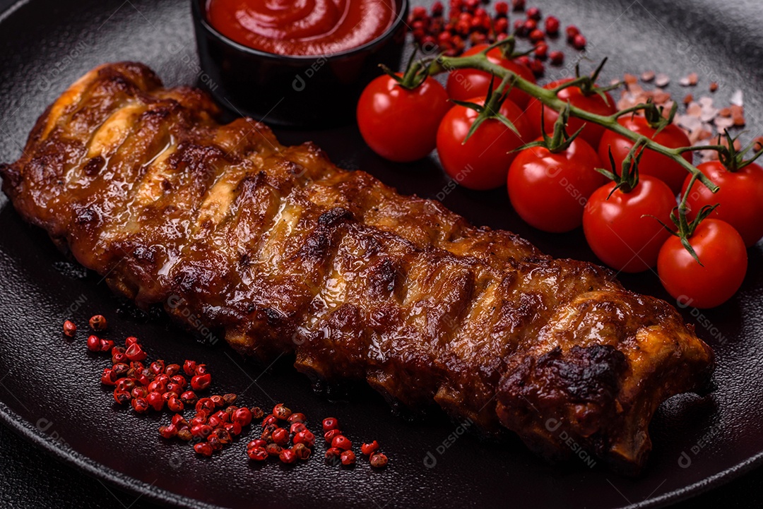 Deliciosas costelas grelhadas suculentas com mel e molho de mostarda com sal, especiarias e ervas sobre um fundo escuro de concreto