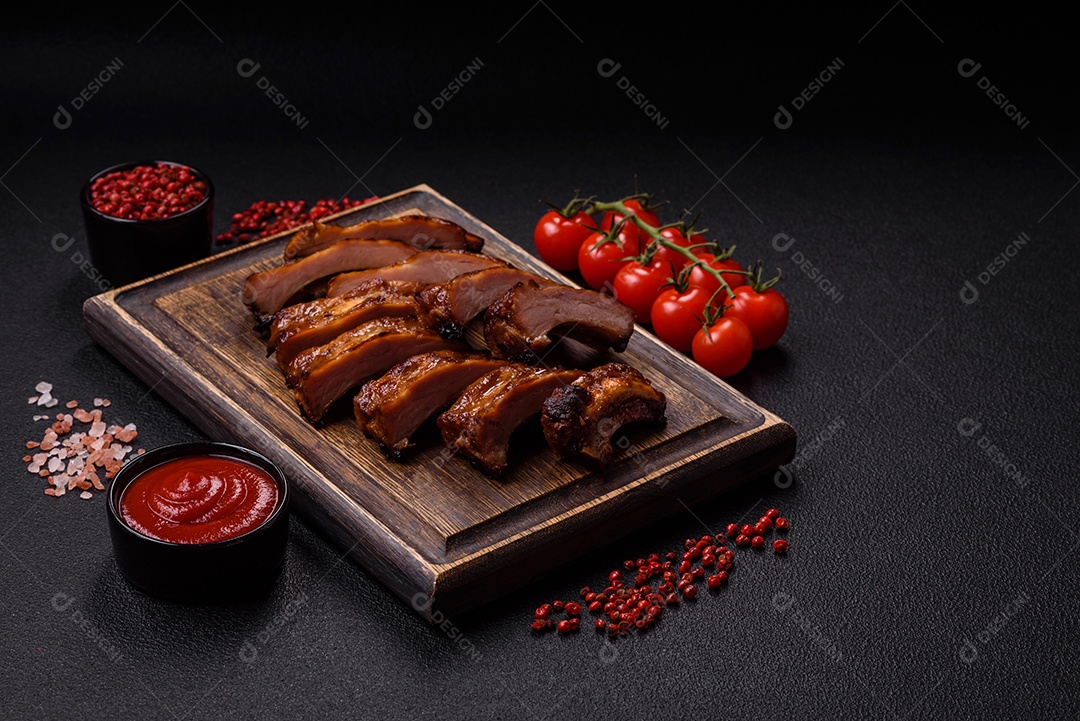 Deliciosas costelas grelhadas suculentas com mel e molho de mostarda com sal, especiarias e ervas sobre um fundo escuro de concreto
