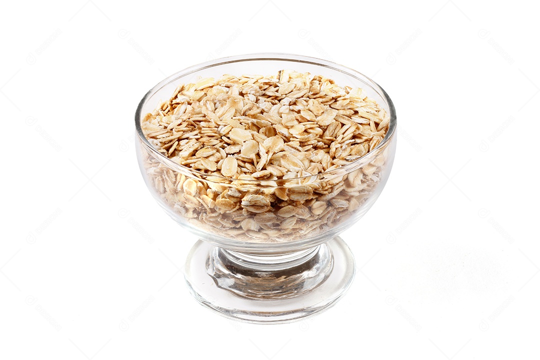 flocos de aveia orgânica em tigela de vidro, isolados no fundo branco