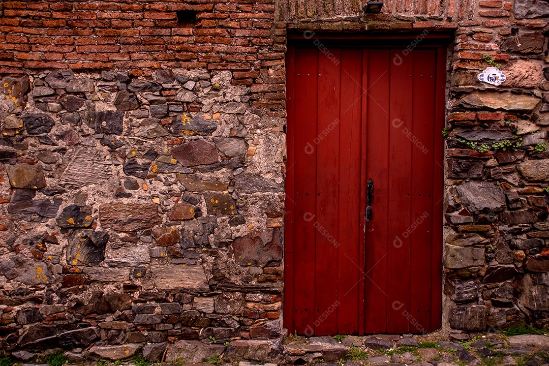 Parede com porta vermelha bairro histórico