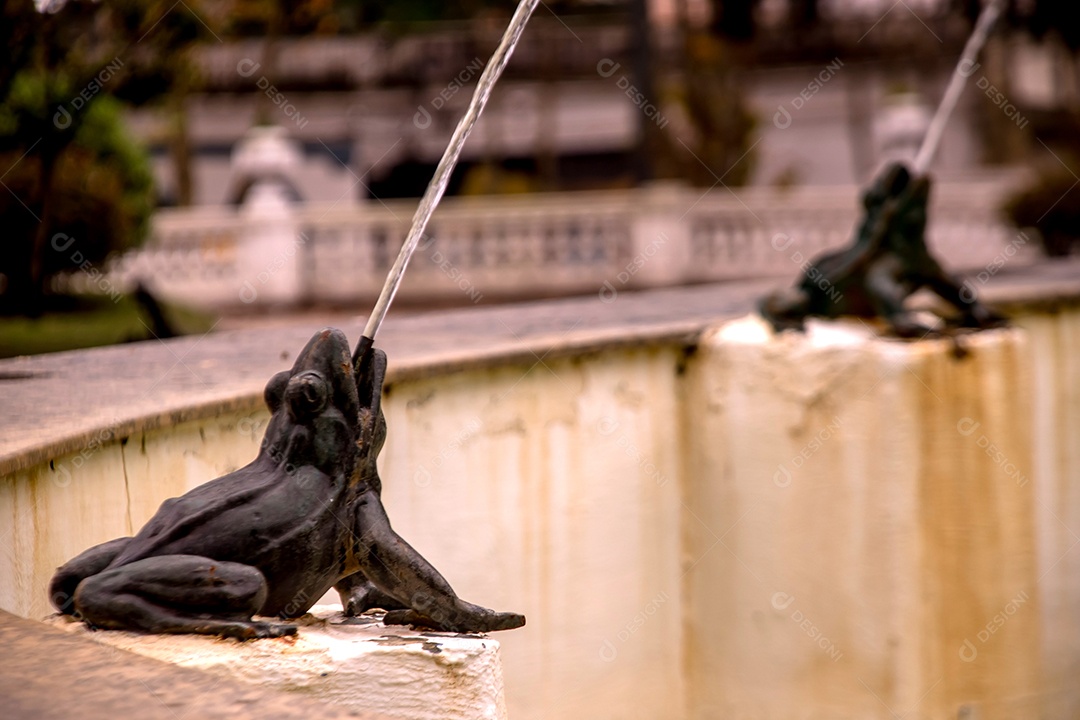 Fonte de água com sapos de pedra