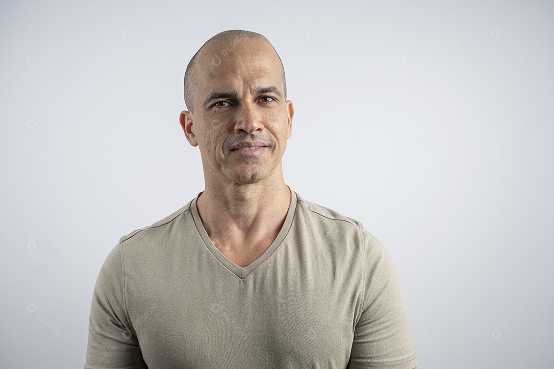 Homem calmo e contente