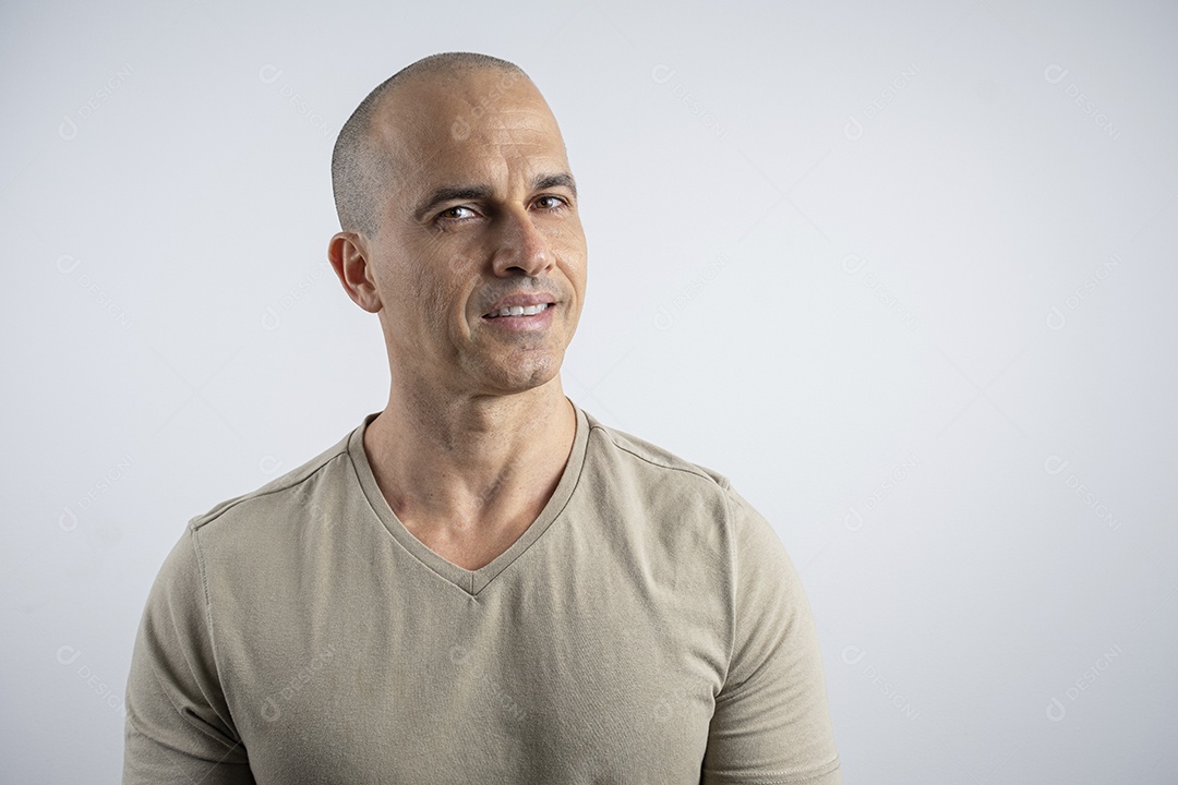 Homem calmo e contente