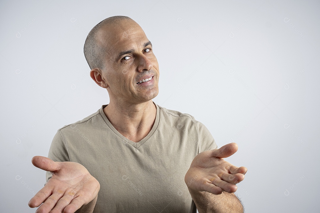 Homem sorrindo com mãos pra frente