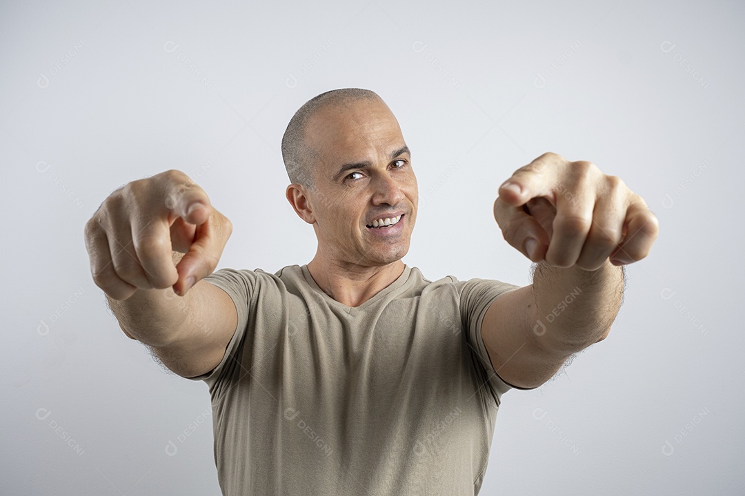 Homem sorrindo apontando para frente