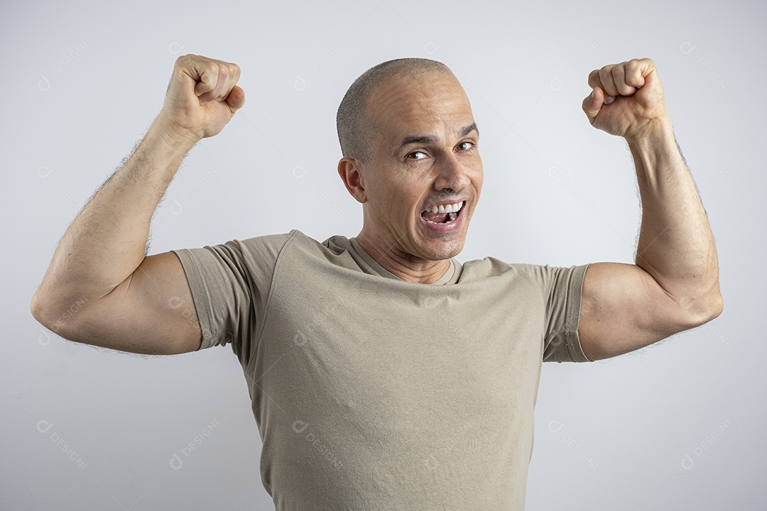 Homem forte com braços para cima feliz