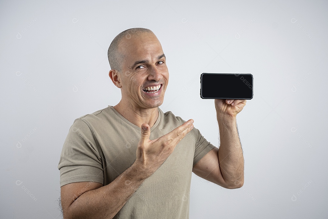 Homem feliz comemorando com celular nas mãos