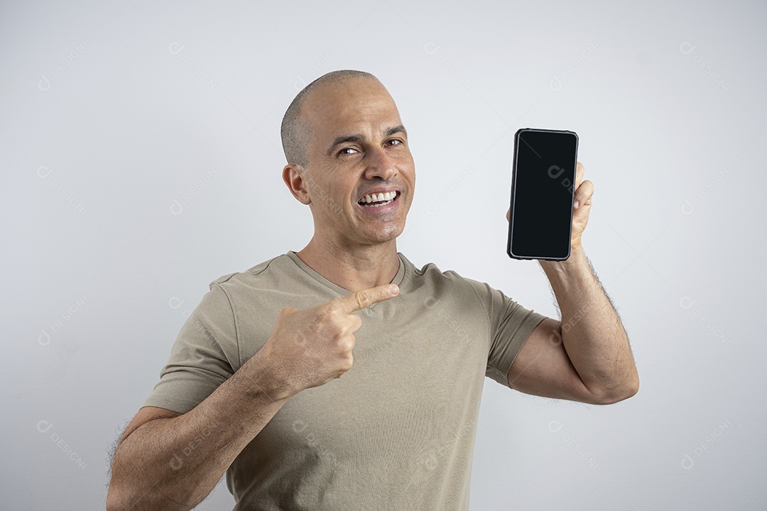 Homem feliz apontando para o celular