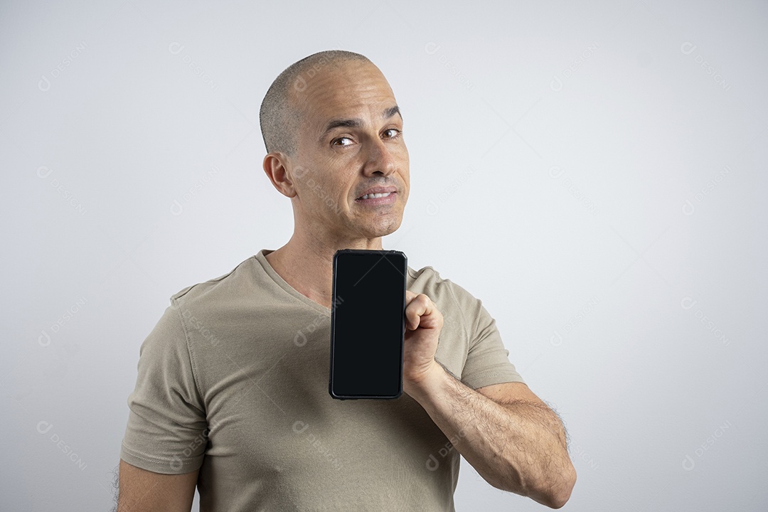 Homem mostrando celular